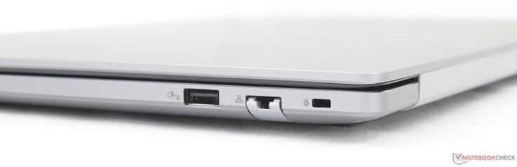 Rätt: USB-A 3.2 Gen. 1 (5 Gbps), RJ-45 (1 Gbps), Kensington-lås