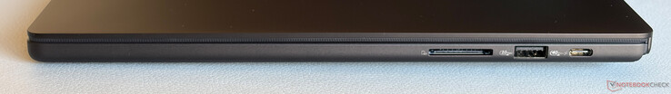 Höger: SD-kortläsare (SD-Express 7.0), USB-A 3.2 Gen. 2 (10 Gbps), USB-C 4.0 (40 Gbps, DisplayPort, Power Delivery)