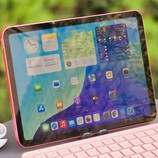 Apple iPad 11 A16 2025 recension av surfplatta (bildkälla: Marcus Herbrich)