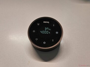 Med fjärrkontrollen är det enkelt att styra BenQ SmartBar Halo 2.