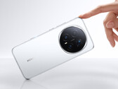Honor Magic 8 Pro har en 200 MP "Ultra Night"-telefotokamera. På bilden: telefonen i vitt. (Bildkälla: Honor)