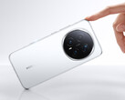 Honor Magic 8 Pro har en 200 MP "Ultra Night"-telefotokamera. På bilden: telefonen i vitt. (Bildkälla: Honor)