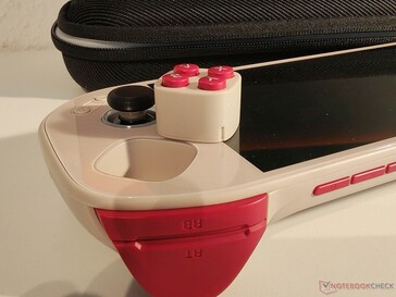 Actionknapparna och styrplattan kan bytas ut