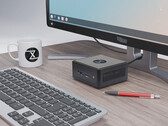 Nano Pro Gen 14 kostar från 840 euro. På bilden: mini-PC:n bredvid en bildskärm, tangentbord, tekopp och penna. (Bildkälla: Tuxedo)