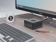 Nano Pro Gen 14 kostar från 840 euro. På bilden: mini-PC:n bredvid en bildskärm, tangentbord, tekopp och penna. (Bildkälla: Tuxedo)