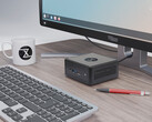 Nano Pro Gen 14 kostar från 840 euro. På bilden: mini-PC:n bredvid en bildskärm, tangentbord, tekopp och penna. (Bildkälla: Tuxedo)