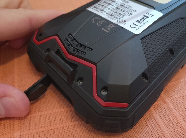 USB-C-port bakom en flik (Bildkälla: Sergey Tarasov - Notebookcheck)