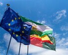 Europeiska unionens flaggor vajar mot en blå himmel