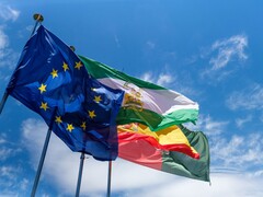 Europeiska unionens flaggor vajar mot en blå himmel
