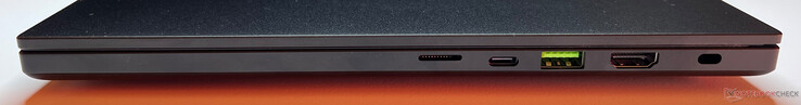 Höger sida: microSD-kortläsare, USB-A 3.2 Gen.2 (10 Gbps), USB-C 4.0 (40 Gbps, DisplayPort 2.1, Power Delivery), HDMI 2.1, Kensington Security Slot