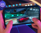 Från och med 2026 kommer ARM GPU:er att levereras med NPU-klassade acceleratorer för att driva NSS. På bilden: en telefon som kör ett mobilspel. (Bildkälla: ARM)