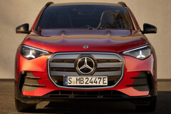 Den nya Mercedes GLA lanseras som en elbil med 800-voltsteknik, men för att kunna ladda vid 400-volts snabbladdningsstationer krävs en DC-booster som tillval.
