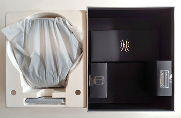 Hörlurar och sändare (vänster), kablar och väska (höger). (Bildkälla: Notebookcheck)