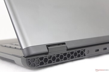 Ytterlock och bottenkåpa i anodiserad aluminium kontrasterar mot det mörkare tangentbordsdäcket