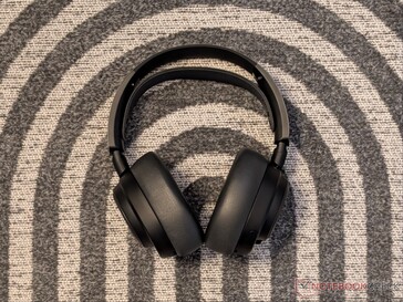 Arctis Nova Pro Omni i svart.