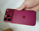 iPhone 18 Pro designmodell i Dark Cherry.