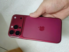 iPhone 18 Pro designmodell i Dark Cherry.