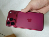 iPhone 18 Pro designmodell i Dark Cherry.