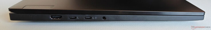 Vänster: HDMI 2.1, 2x USB-C 4.0 med Thunderbolt 5 (80 Gbit/s, DisplayPort 2.1, Power Delivery 3.1), 3,5 mm ljud