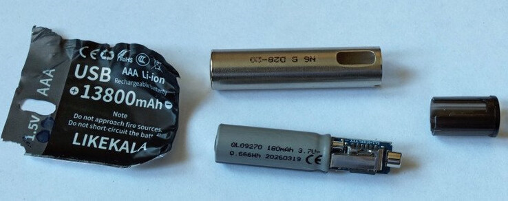 När plastfilmen togs bort avslöjades ett litiumbaserat batteri på 180 mAh samt en laddnings- och spänningsbegränsande krets.
