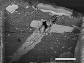 En svepelektronmikroskopbild av en mikrometeoritnedslagskrater i en partikel av asteroid Bennu-material (Bildkälla: NASA, och Zia Rahman)