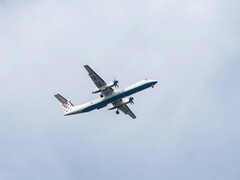 Ett flygplan som flyger i skyn (Bildkälla: Kat von Wood via Unsplash; beskuren)