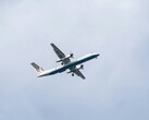 Ett flygplan som flyger i skyn (Bildkälla: Kat von Wood via Unsplash; beskuren)
