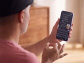 Person som teckenspråkar med en hand framför en Pixel-telefon som visar den igenkända texten i Gboard