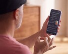 Person som teckenspråkar med en hand framför en Pixel-telefon som visar den igenkända texten i Gboard