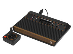 En retro videospelskonsol, Atari 2600, fotograferad mot en vanlig vit bakgrund. (Bildkälla: Evan-Amos på Wikimedia Commons)