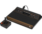 En retro videospelskonsol, Atari 2600, fotograferad mot en vanlig vit bakgrund. (Bildkälla: Evan-Amos på Wikimedia Commons)
