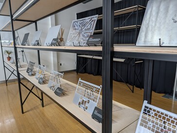 Tillverkningsprocessen för den nya basramen i metallegering och det yttre locket börjar med ett block av aluminiumlegering 6063