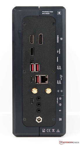 Baksida: HDMI, DisplayPort, 1x USB 2.0 Type-A, 3x USB 3.2 Type-A, 1x USB 3.2 Type-C, 1x Audio USB Type-C, 2x Line In, 1x Line Out, WLAN-antenner, strömanslutning