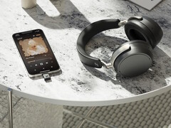 De trådlösa hörlurarna Sennheiser HDB 630 inkluderar en USB-C-sändare för smartphones som stöder högupplöst aptX Adaptive ljudöverföring. (Bildkälla: Sennheiser)