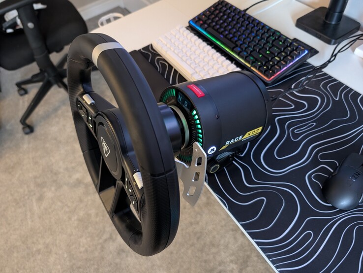 Vy från höger sida av VelocityOne Race KD3 Racing Wheel fastspänt på skrivbordet.