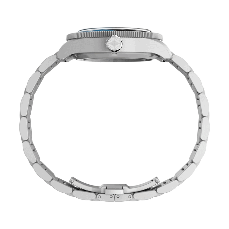 Timex Pan Am Waterbury Automatic GMT-klocka visad från sidan, med fokus på boetten i borstat rostfritt stål och den överdimensionerade kronan med Pan Am-logotypen.