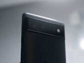 Baksidan av en svart Google Pixel-telefon med den karakteristiska kameraraden för Pixel 6-serien