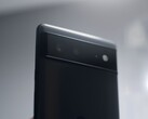 Baksidan av en svart Google Pixel-telefon med den karakteristiska kameraraden för Pixel 6-serien