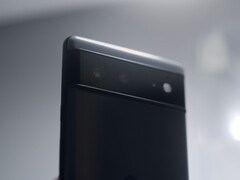 Baksidan av en svart Google Pixel-telefon med den karakteristiska kameraraden för Pixel 6-serien