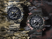 Från vänster till höger: Casio G-Shock GA-2100CM-5A och GA-2100CM-8A mot en camo-bakgrund.