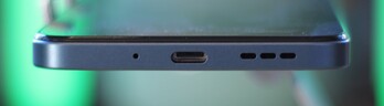 Botten: mikrofon, USB-C-port, högtalare