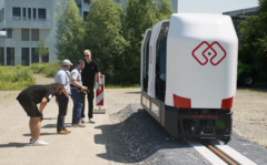 Monocab-campusbuss på en 20 meter lång testbana