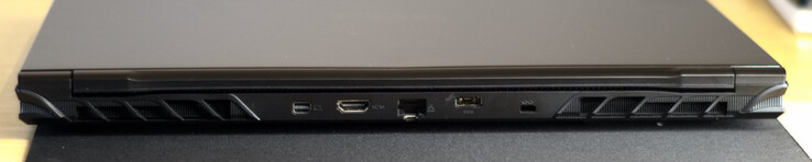 mini DisplayPort, HDMI 2.1, RJ45 (2,5 GBit LAN), strömförsörjning, plats för Kensington-lås