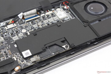 RAM-moduler som inte kan uppgraderas är synliga bredvid CPU:n