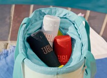 Grip finns i sex klara färger, inklusive de tre som visas här (Bildkälla: JBL)