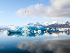 Ett foto av Jökulsárlón glaciärsjö (Bildkälla: Jeremy Bishop via Unsplash; beskuren)