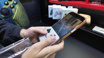 Den oannonserade GameSir-minikontrollen visas upp på Tokyo Game Show. (Bildkälla: @yoshivesmovie på X)
