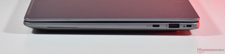 rätt: Thunderbolt 4, USB-A 3.2 Gen 2, Nano Lock Slot