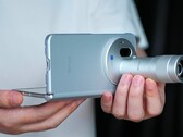 Vivo X Fold 6, som här visas med sin Zeiss-telekonverter, kommer att finnas i fyra olika färger. Den har genomgått hållbarhetstester i en ny reklamvideo.