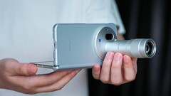 Vivo X Fold 6, som här visas med sin Zeiss-telekonverter, kommer att finnas i fyra olika färger. Den har genomgått hållbarhetstester i en ny reklamvideo.